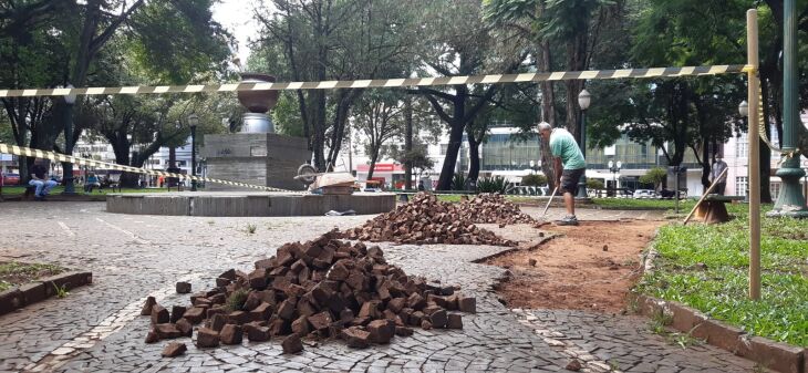 O trabalho teve início na quarta-feira (16) com a retirada das pedras portuguesas. (Foto: Gerson Lopes/ON)