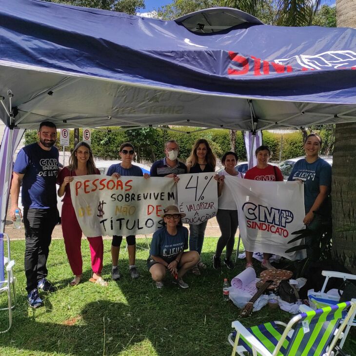 Enquanto era realizada reunião com o Simpasso, CMP Sindicato se mobilizou em frente a prefeitura. (Foto: Andressa Wentz)