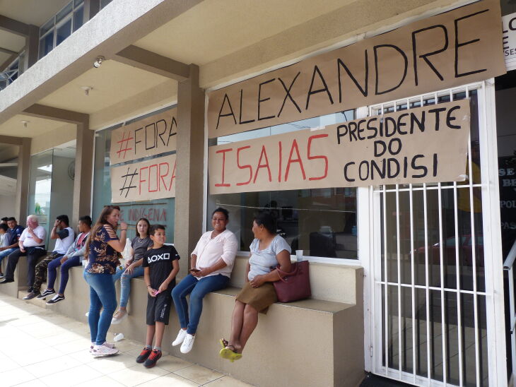  Indígenas declararam permanecer na sede da SESAI até que alguma mudança ocorra. (Foto: Isabel Gewehr/ON)