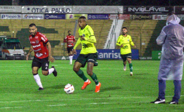 Jogo emocionante no Colosso da Lagoa -  Foto-Ilair Júnior / FGF