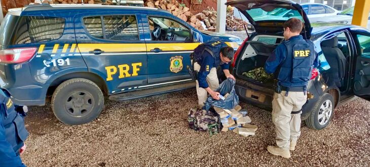 No porta-malas do carro foram encontrados dezenas de tabletes de cocaína, totalizando 52 quilos. (Foto: PRF/Divulgação)