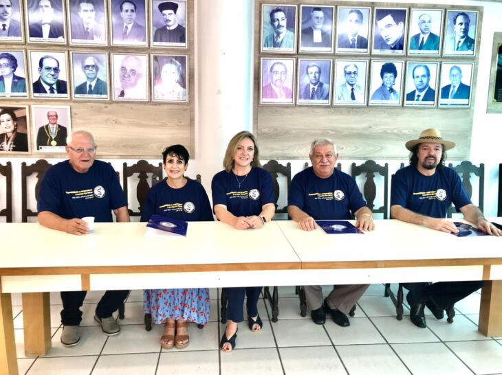 Nova diretoria é formada por Marilise Brockstedt Lech, Marisa Potiens Zilio, Agostinho Both, Elisabeth Ferreira, Elmar Floss, Daniel Viuniski e Luís Lopes de Souza  (Foto: Divulgação) 