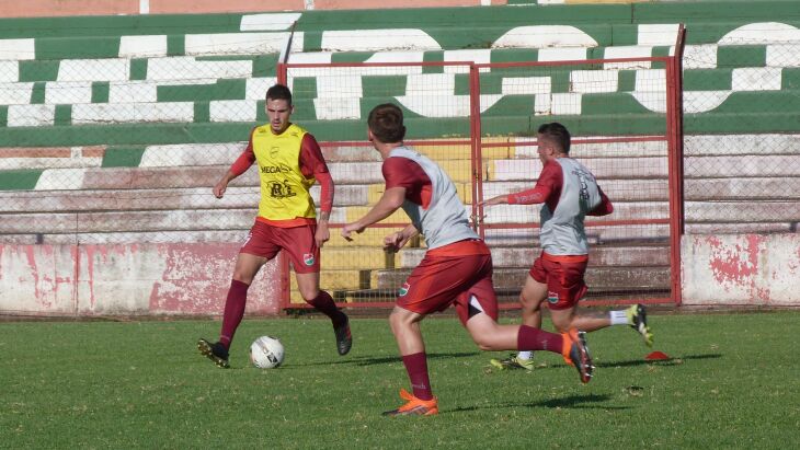 Clubes buscam vencer e entrar na zona de classificação para a segunda fase. (Foto: Luciano Breitkreitz/ON)