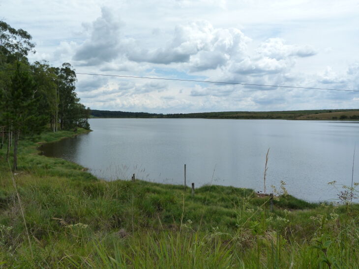 Legenda: Barragem da Fazenda da Brigada se encontra 2m abaixo do nível máximo e tem transposição desativada. (Foto: Luciano Breitkreitz)