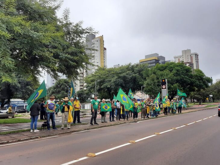 Apoiadores se concentraram na Praça da Mãe com bandeiras do Brasil. (Foto: Isabel Gewehr) 