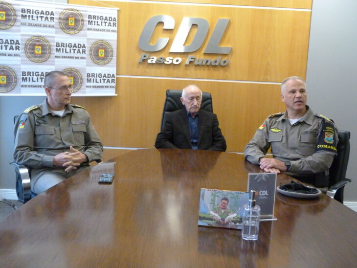 Comandante Geral da BM, Cel Cláudio dos Santos Feoli; representante da CDL Passo Fundo, Ary Rabello; e Comandante do CRPO-Planalto, Cel Volnei Ceolin. (Foto: Luciano Breitkreitz/ON)