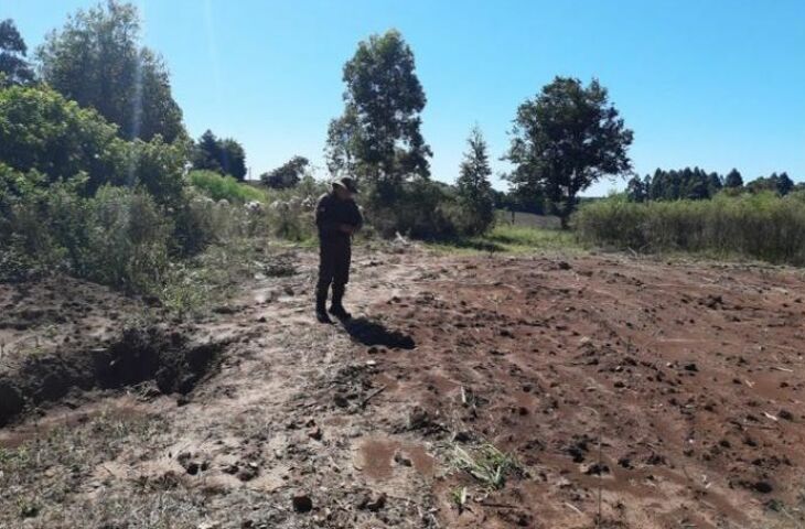 De acordo com os policiais que inspecionaram o terreno, em abril deste ano, o cemitério foi encontrado com cerca de cinco sepulturas violadas. (Foto: Batalhão Ambiental/Divulgação)