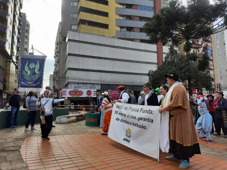 O cortejo teve início na Praça Teixeirinha com música e dança, seguindo pela Avenida Brasil. (Foto: Isabel Gewehr)