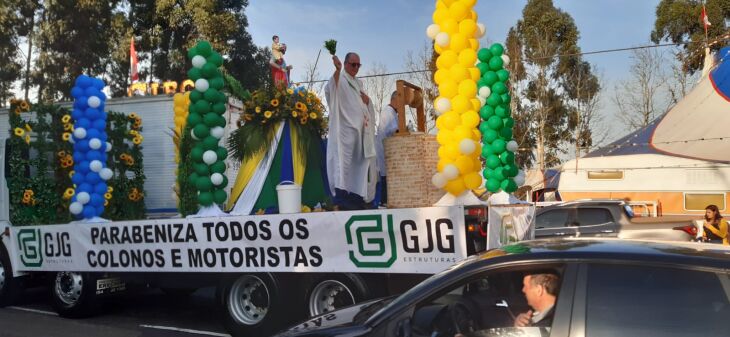 Motoristas fazem fila ao longo da Avenida Presidente Vargas para receber a benção do padroeiro - Gerson Lopes