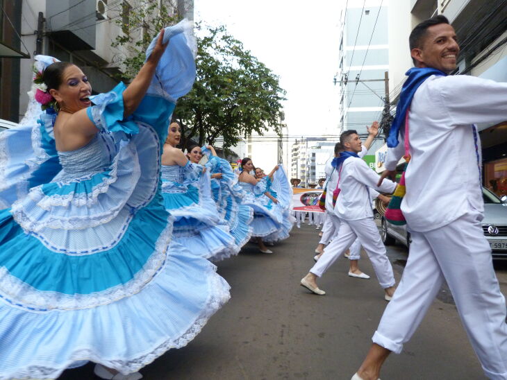 Primeiro desfile do festival reuniu todos os grupos que já chegaram ao município. (Foto: Luciano Breitkreitz/ON)