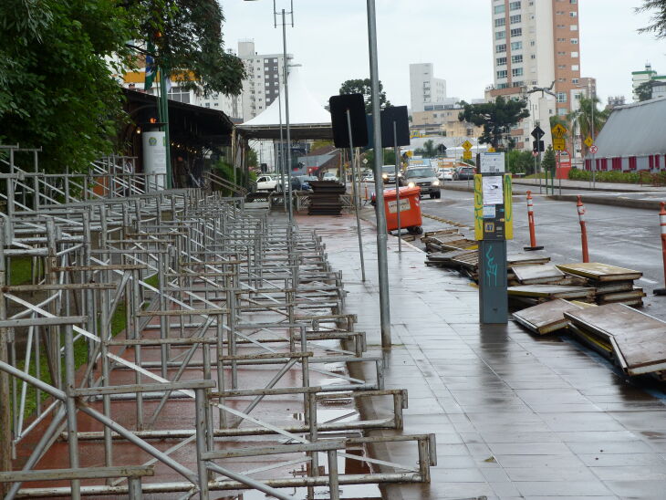 Estrutura montada para o desfile deve permanecer até o feriado de 20 de setembro. (Foto: Luciano Breitkreitz/ON)