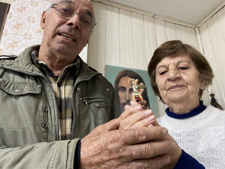 Egnosy e Elly mostram uma imagem de São Miguel a quem são devotos. (Foto: Rosângela Borges/ON)