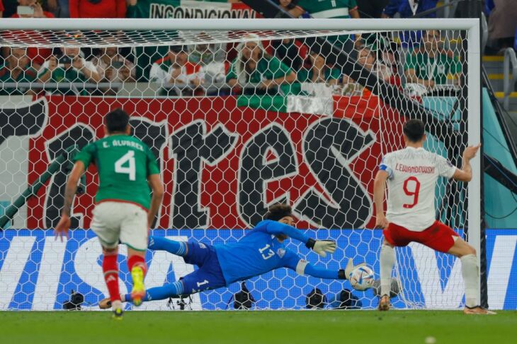 Ochoa defendeu um pênalti batido por Lewandoswki (Foto: Redes sociais/FIFA)