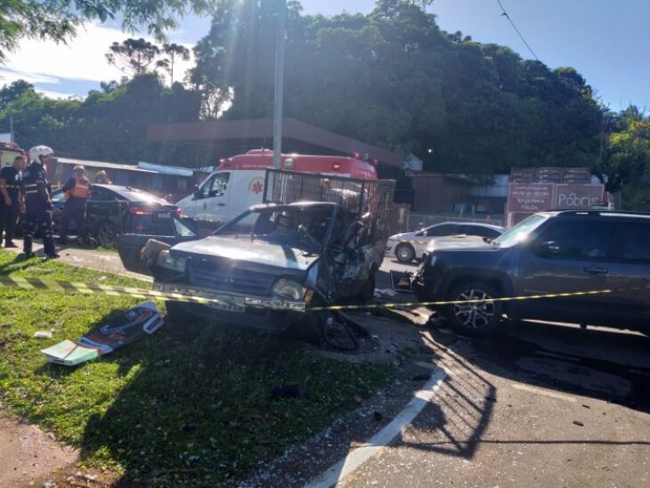 Caminhonete foi jogada sobre a calçada com a violência da batida - Foto Marcos Thiago - Rádio Planalto FM