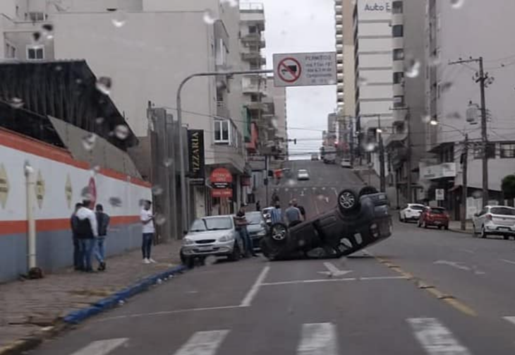 Um dos capotamento aconteceu na Rua Gal. Osório (foto Reprodução)