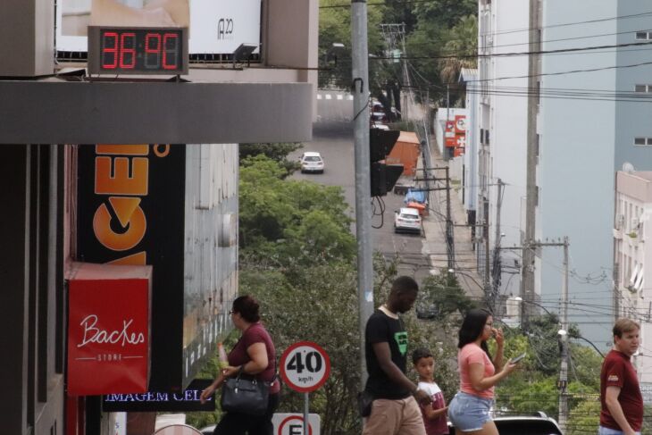 Sexta-feira (9) registrou 36ºC no centro de Passo Fundo. (Foto: Rafael Dalbosco) 