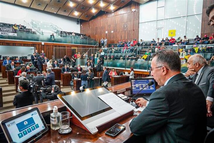 Votação aconteceu em sessão extraordinária na manhã desta terça-feira (Foto: Joaquim Moura/AL)