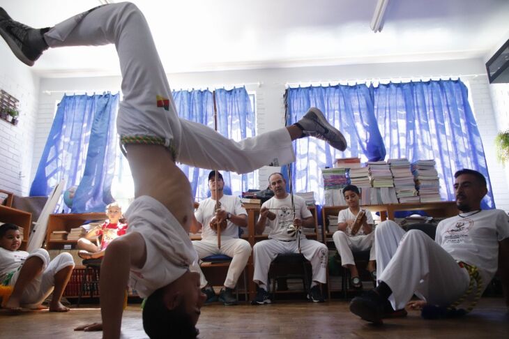 Os professores Evandro, Ronaldo, Jordan, Carlos e Manuel tocam instrumentos originários da cultura e realizam alguns movimentos de capoeira em sala de aula na escola EMEF Cel Sebastião Rocha no Bairro Valinhos. (Foto: Rafael Dalbosco)