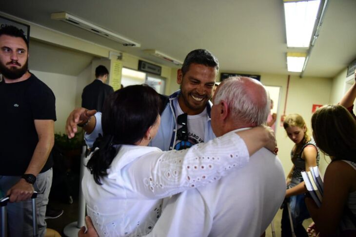 Daniel Guerra sendo recepcionado pelos pais na chegada a Passo Fundo em fevereiro de 2019. (Foto: Arquivo) 