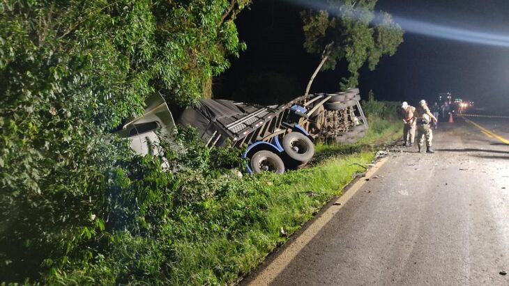 Caminhão tombou na lateral da pista após colisão com o carro - Foto - Davi Martinelli - Portal AU Onlline