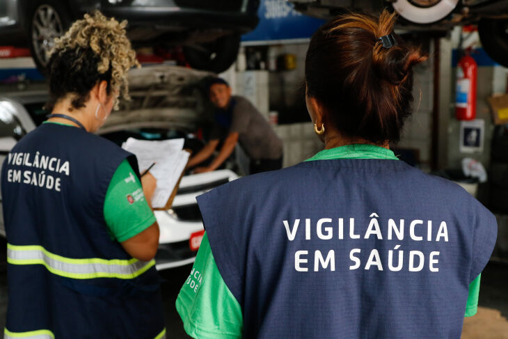 Agentes fiscalizam e orientam sobre o mosquito transmissor da dengue - Foto – Fernando Frazão-Agência Brasil