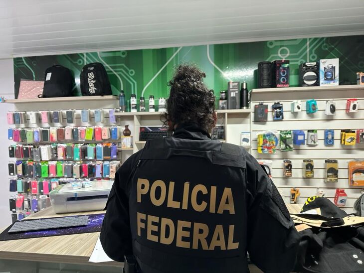 Ação apura os crimes de associação criminosa, falsa identidade, descaminho, posse e porte ilegal de arma de fogo. - FOT PF