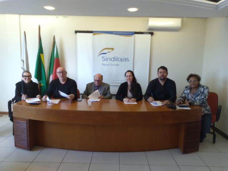 FOTO - Reunião entre representantes dos dois sindicatos aconteceu na tarde de ontem (4)