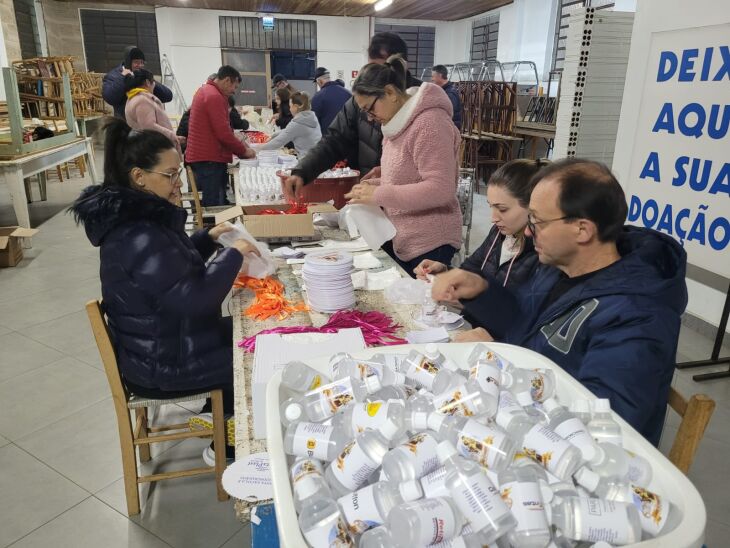 Voluntários preparam sacolinhas para serem distribuídas na festa  - Foto: Jéssica França/ON