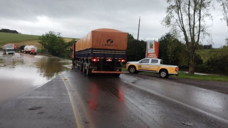 Na localidade de São Luiz da Mortandade,  na ERS-324, entre Passo Fundo e Marau há água na pista interrompendo o fluxo de veículos - Foto: Divulgação Daer