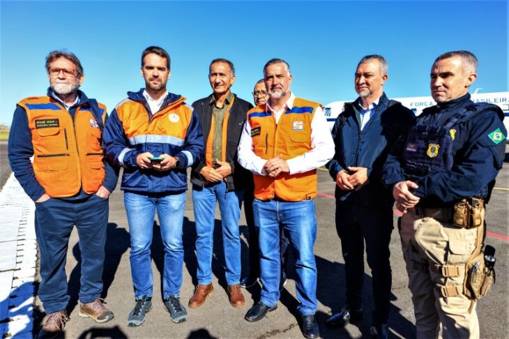 Leite encontrou a comitiva federal no Aeroporto de Caxias do Sul, de onde seguiram para o Vale do Taquari, região mais atingida - Foto: Gustavo Mansur/Secom