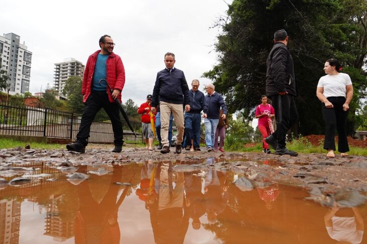 Prefeito visitou a ocupação confirmando a realização de obras no local - Foto: Michel Sanderi