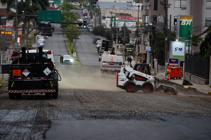 Trabalho está sendo realizado em várias ruas da região central da cidade - Foto - Michel Sander