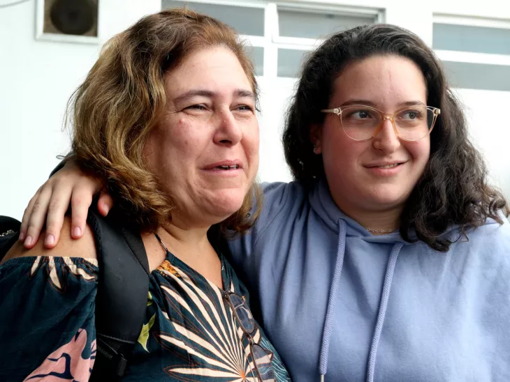 A estudante, Aline Engelender, retorna ao país. Voo da Força Aérea Brasileira (FAB), com brasileiros repatriados, pousa na Base Aérea do Galeão. Foto - Tania Rêgo - Agência Brasil