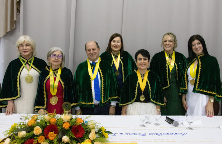  Nova diretoria - (esq.) Luciana Albrecht, segunda-secretária; Antonieta Rovena Oliveira Gonçalves Dias, presidente; Ironi Andrade, vice-presidente; Dilse Corteze, primeira-tesoureira; Elisabeth Ferreira, secretária-geral; Marilise Lech, segunda-tesoureira; Patrícia de Bairos, primeira-secretária;