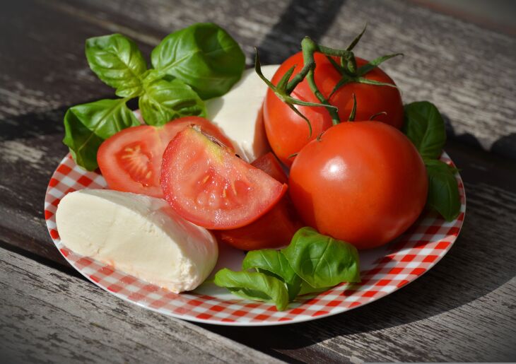 Salada antes da refeição principal  - Foto - Congerdesign-Pixabay