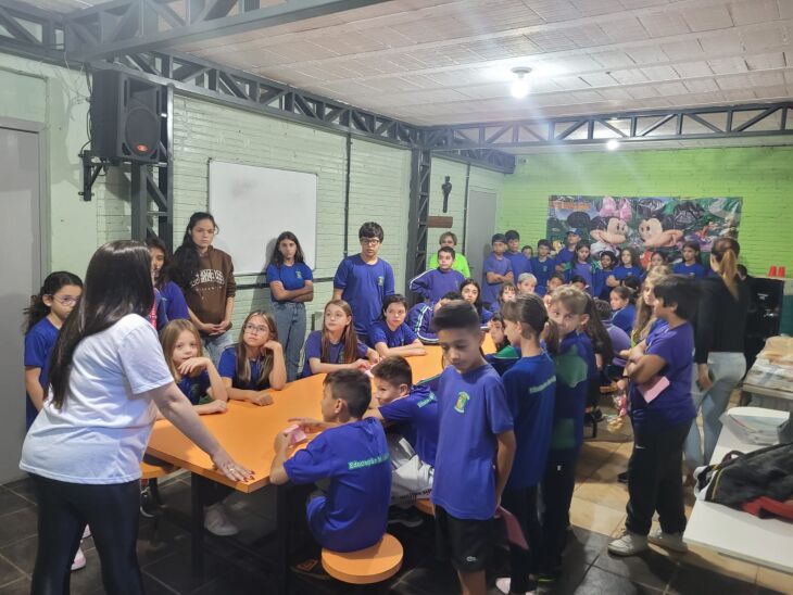 Fotos: Jéssica França Estudantes da EMEF Wolmar Salton realizam Projeto de Páscoa Alunos arrecadaram alimentos para distribuírem em entidades de Passo Fundo