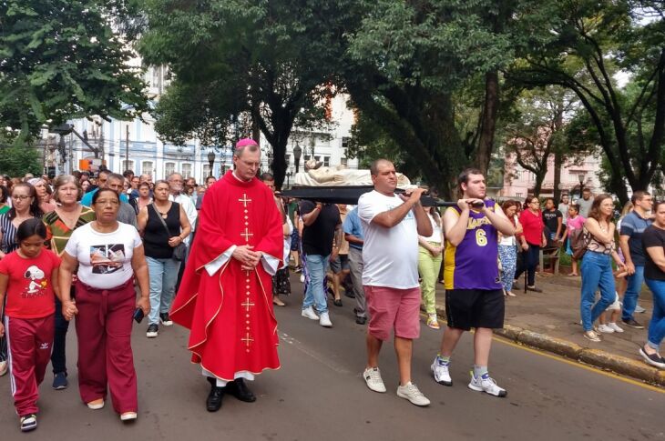 Cortejo circundou a Praça – Foto – LC Schneider-ON