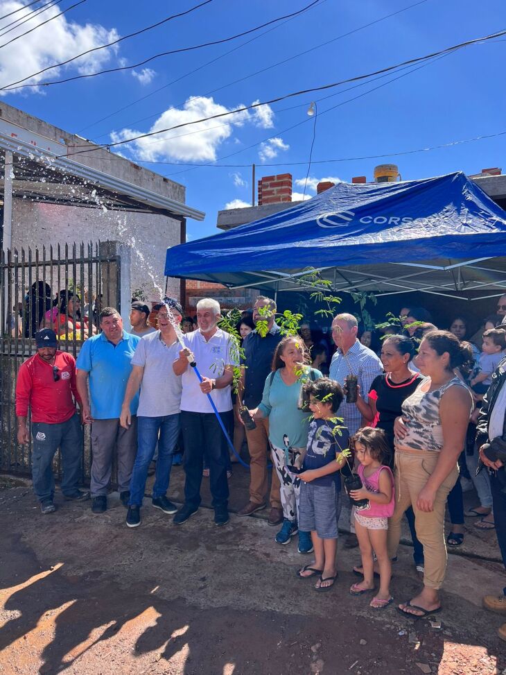 Ao final do ato, foram distribuídas 100 mudas de árvores nativas do projeto “Viveiro da Cidadania”  - Foto Corsan/Divulgação