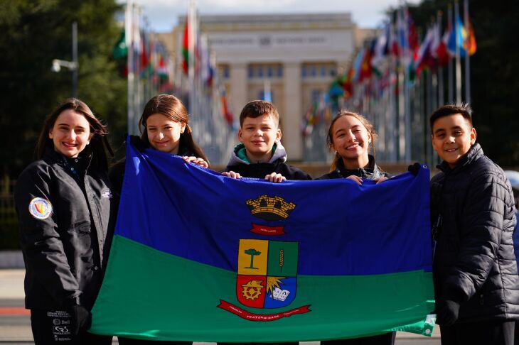 Alunos embaixadores em frente à sede da ONU - Foto Michel Sanderi - PMPF