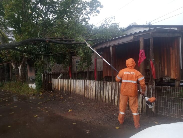 Alagamentos parciais e casas atingidas por árvores foram algumas das ocorrências atendidas