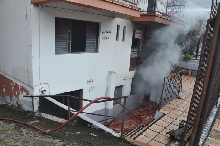 Incêndio ocorreu no apartamento térreo - Foto Gerson Lopes/ON