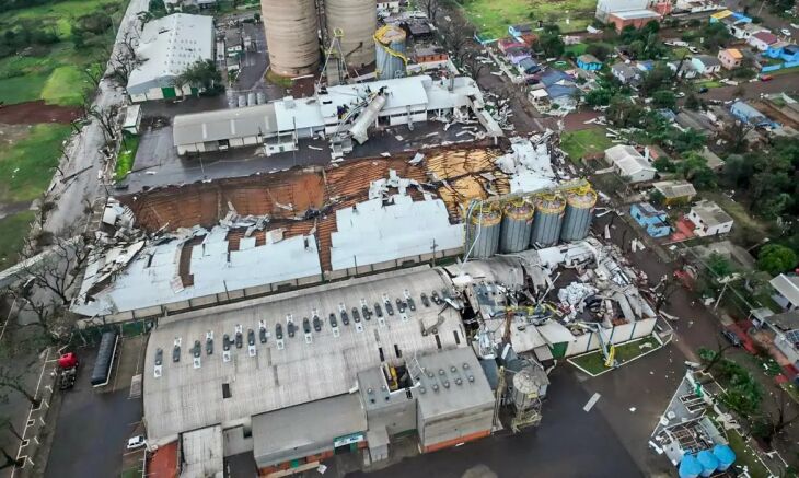 Residências e estabelecimentos comerciais destelhados por ventos fortes e queda de granizo - Foto - Defesa Civil RS