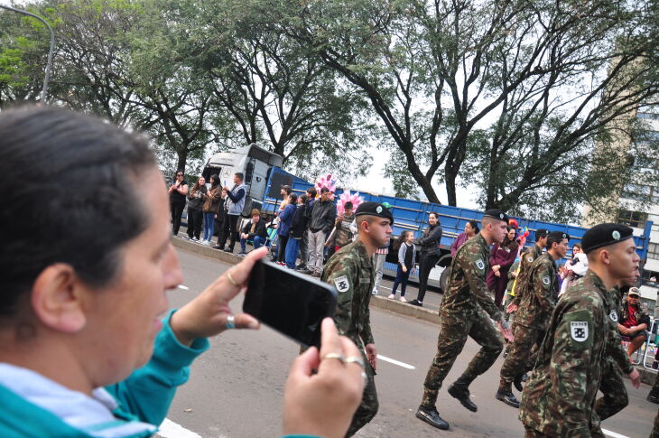 Andrieli registra a passagem do filho que cumpre serviço militar em Alegrete  - Foto Gerson Lopes/ON