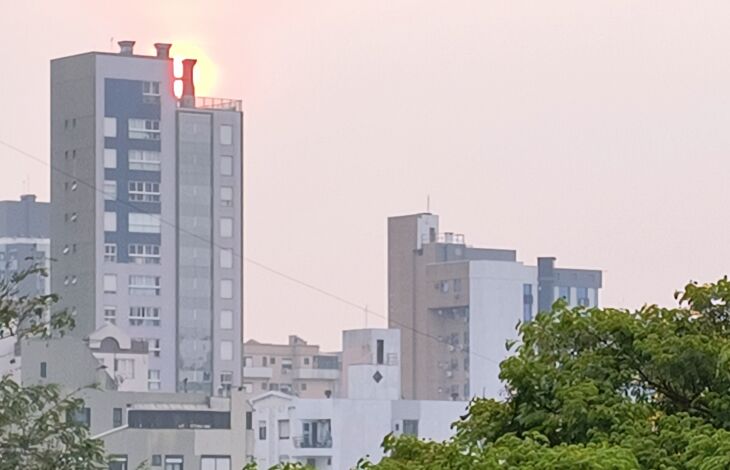 Baixa visibilidade: fumaça escondeu o Sol no céu de Passo Fundo -  Foto – LC Schneider-ON