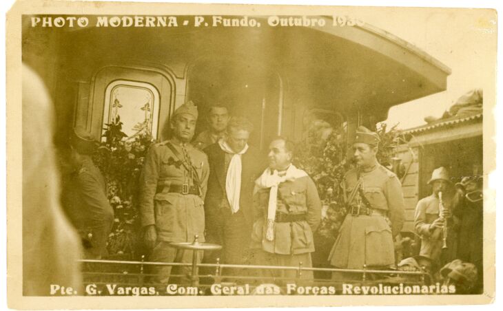  Registro da passagem de Getúlio Dornelles Vargas por Passo Fundo, durante a consolidação da Revolução de 1930. Da direita para a esquerda, Vargas e o chefe republicano passo-fundense, Nicolau Araújo Vergueiro, em encontro na estação de Passo Fundo, em 14 de outubro de 1930. Coleção Telmo Dossa/ Acervo IHPF.