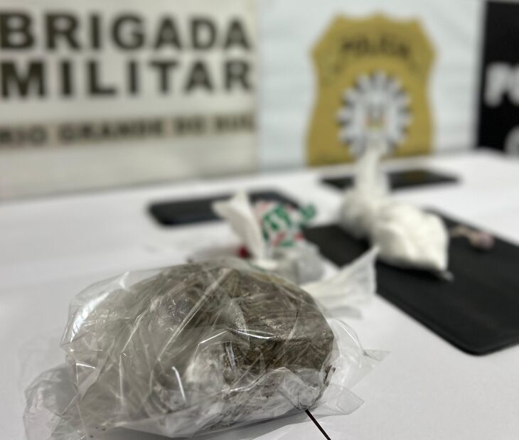 Maconha e cocaína estavam com os jovens – Foto Divulgação-BM