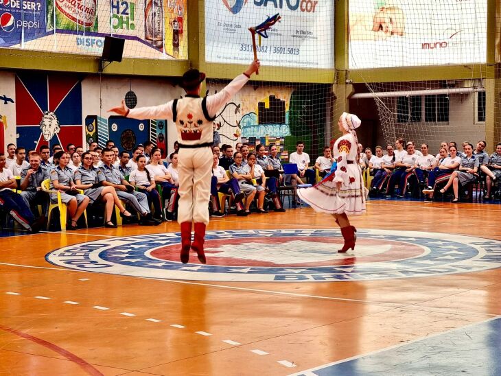 Bailarinos se apresentaram nas escolas estaduais de Passo Fundo na segunda-feira (11) - Fotos: Divulgação / Danzpare Juvenil Brasil