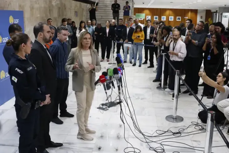 a governadora detalhou que a detonação dos explosivos  ocorreu às 19h30, de um carro estacionado  no anexo 4 da Câmara dos Deputados, próximo ao STF.