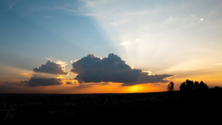 Sol, nuvens e pouca chuva no começo do verão - Foto - Freepik