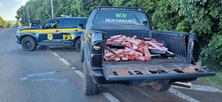 Droga era transportava na carroceria da caminhonete - Foto PRF